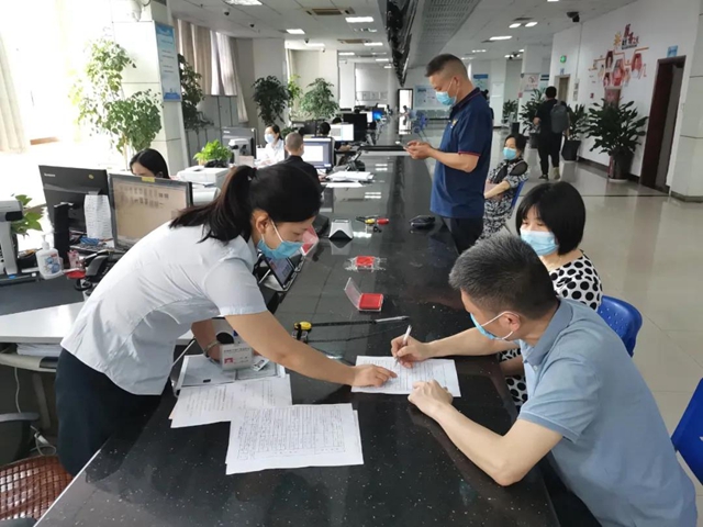 泸州首次办理“川渝通办”不动产抵押登记业务(图1)