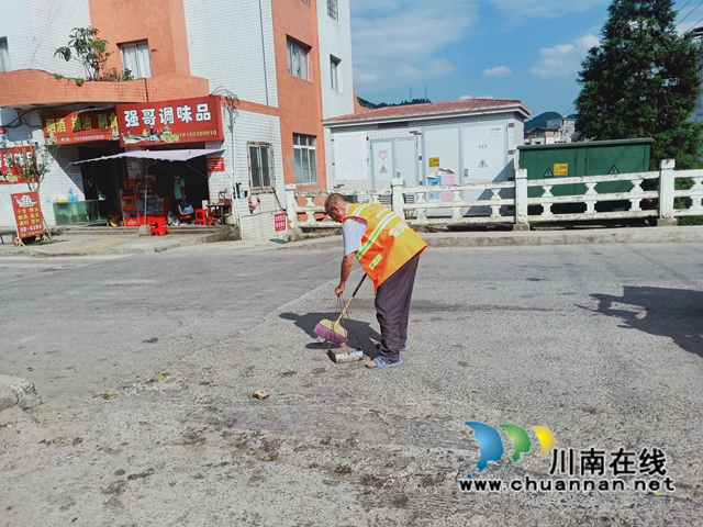 古蔺:乡贤人士胡毅捐衣助力乡风文明(图3) 古蔺:乡贤人士胡毅捐衣助力乡风文明(图3)
