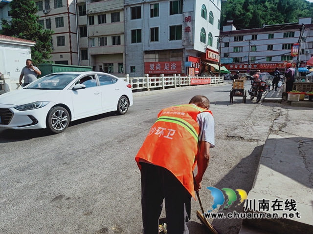 古蔺:乡贤人士胡毅捐衣助力乡风文明(图2) 古蔺:乡贤人士胡毅捐衣助力乡风文明(图2)