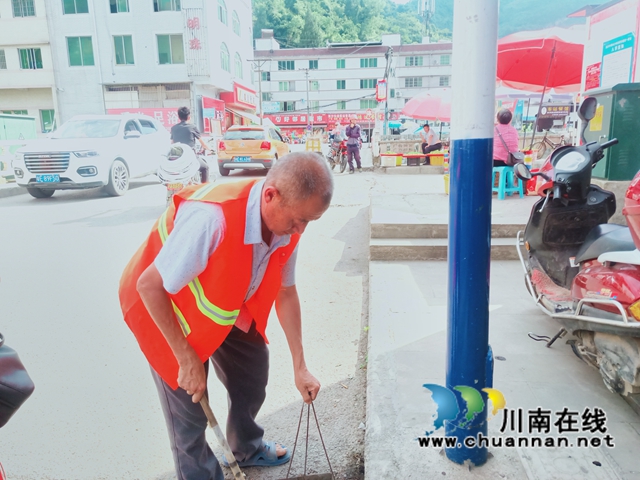 古蔺:乡贤人士胡毅捐衣助力乡风文明(图4) 古蔺:乡贤人士胡毅捐衣助力乡风文明(图4)