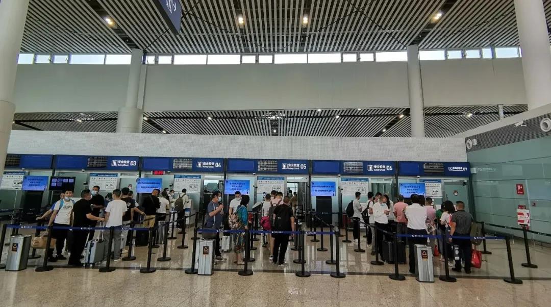 泸州机场提醒您：近期安检升级，请您预留足够时间到达机场！(图1)