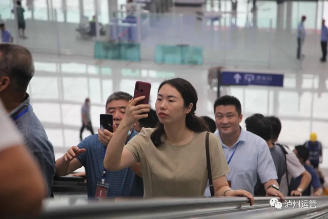 泸州多部门在高铁站举行综合运输保障实战演练(图6) 泸州多部门在高铁站举行综合运输保障实战演练(图6)