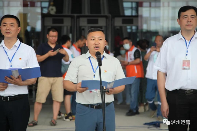 泸州多部门在高铁站举行综合运输保障实战演练(图7) 泸州多部门在高铁站举行综合运输保障实战演练(图7)