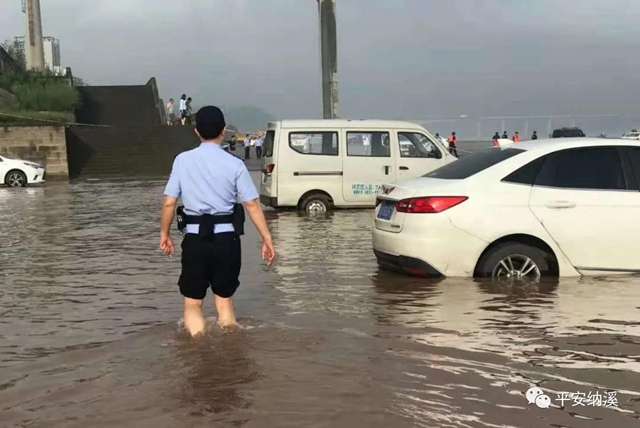 纳溪：江水上涨淹没停车场，民警及时救助涉水车辆(图3)