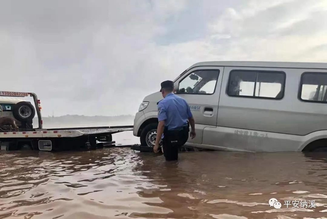 纳溪：江水上涨淹没停车场，民警及时救助涉水车辆(图8)