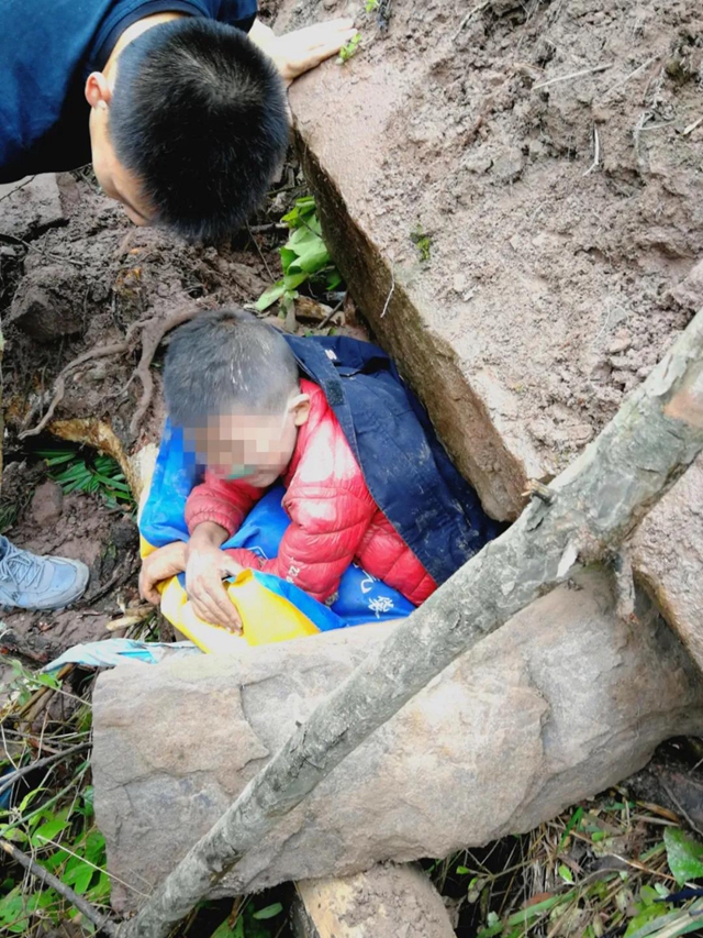 泸州11岁男童被巨石压身，身披警察“战袍”被救出……(图2)