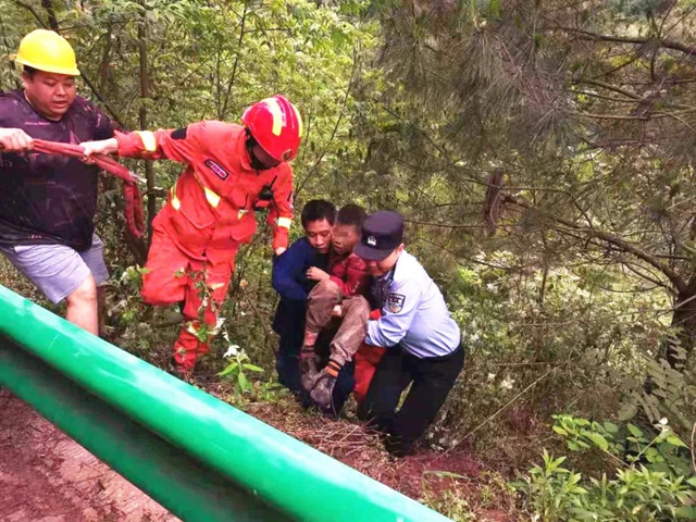 泸州11岁男童被巨石压身，身披警察“战袍”被救出……(图6)