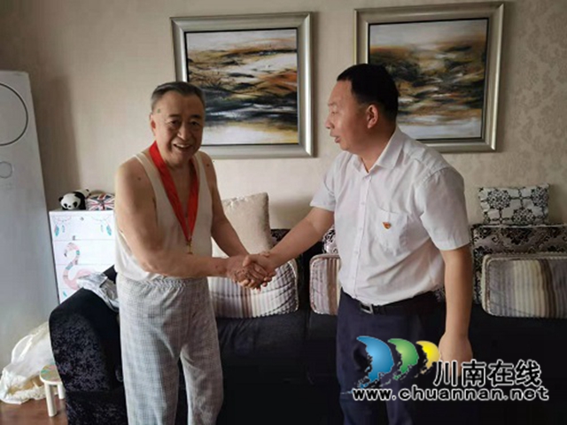 合江县气象局“七一”前走访慰问“光荣在党50年”老党员(图2) 合江县气象局“七一”前走访慰问“光荣在党50年”老党员(图2)