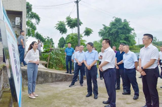 泸州市与永川区龙溪河河长开展河湖长制联合巡查(图1) 泸州市与永川区龙溪河河长开展河湖长制联合巡查(图1)