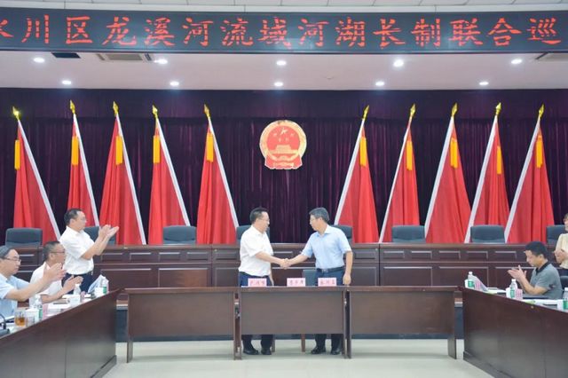 泸州市与永川区龙溪河河长开展河湖长制联合巡查(图3) 泸州市与永川区龙溪河河长开展河湖长制联合巡查(图3)