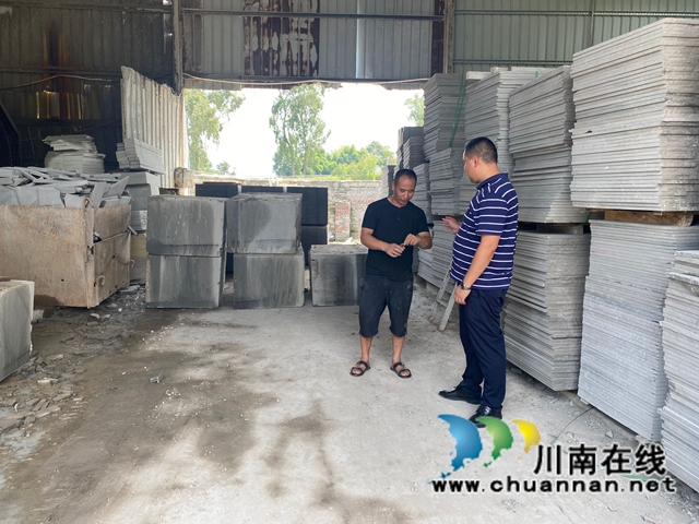 安全无死角 泸县云龙镇开展小作坊安全检查工作(图4) 安全无死角 泸县云龙镇开展小作坊安全检查工作(图4)