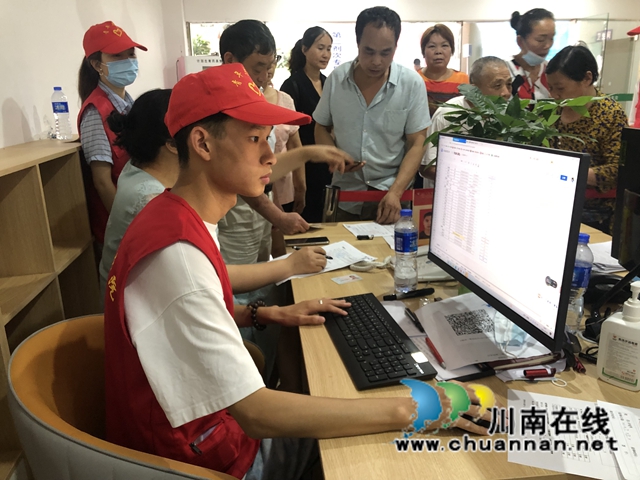 龙马潭区红星街道：助力疫苗登记，学生志愿者在行动