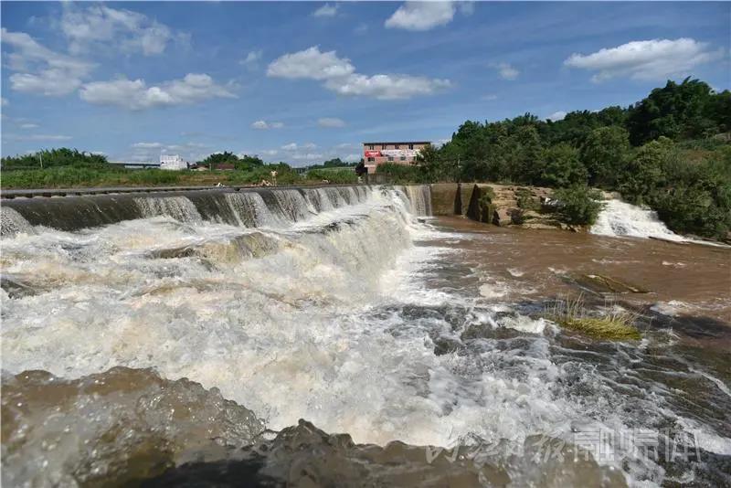 耍水啦！飞流直下三千尺！内江这个地方进入最佳观赏期(图3)