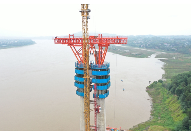 新进展!泸州长江六桥5号桥墩首节钢系梁成功吊装(图2) 新进展!泸州长江六桥5号桥墩首节钢系梁成功吊装(图2)
