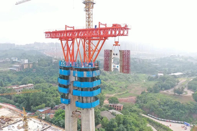 新进展!泸州长江六桥5号桥墩首节钢系梁成功吊装(图4) 新进展!泸州长江六桥5号桥墩首节钢系梁成功吊装(图4)