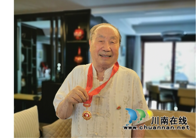 泸州市自然资源和规划局看望慰问“光荣在党50年”老党员(图2)