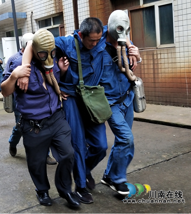 居安思危,防患于未然!四川新火炬公司201分厂进行H2S中毒应急救援演练(图2) 居安思危,防患于未然!四川新火炬公司201分厂进行H2S中毒应急救援演练(图2)