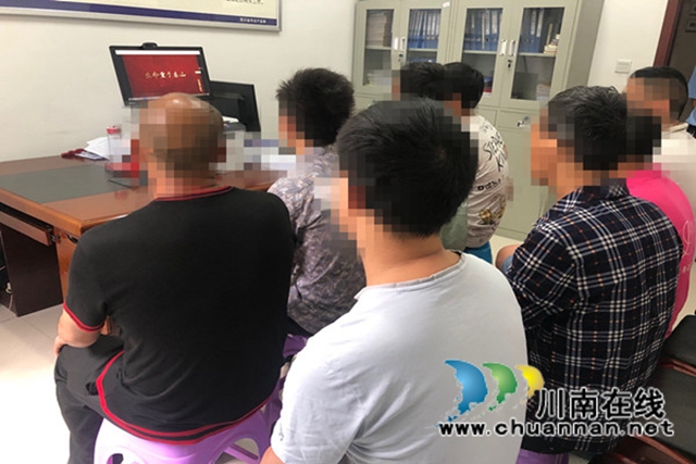 合江县凤鸣镇司法所组织矫正对象开展集中教育学习(图2) 合江县凤鸣镇司法所组织矫正对象开展集中教育学习(图2)