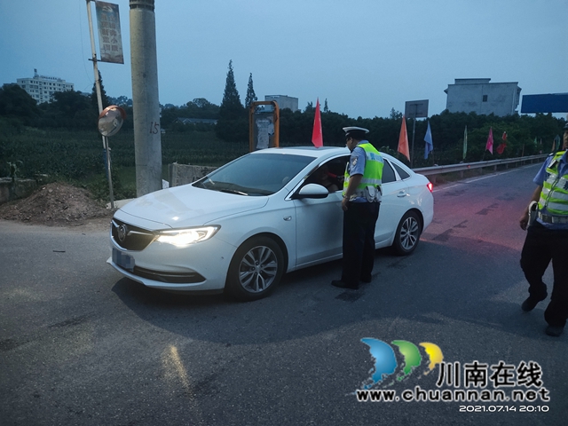 泸县百和镇：午夜亮剑，护航道路交通安全