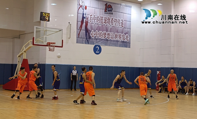 川渝中年篮球赛亮剑泸州：老将不输青春，打造自我快意的篮球江湖(图8)