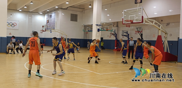 川渝中年篮球赛亮剑泸州：老将不输青春，打造自我快意的篮球江湖(图5)