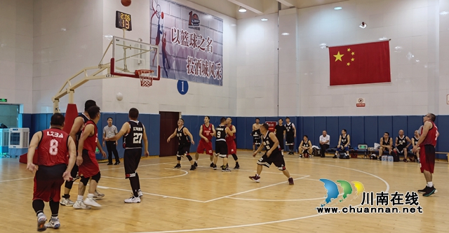川渝中年篮球赛亮剑泸州：老将不输青春，打造自我快意的篮球江湖(图9)
