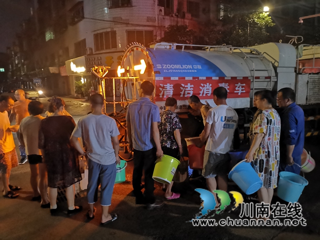 泸县综合行政执法局：送水进小区 解群众用水之急