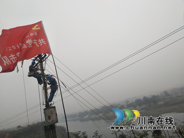 泸县海潮镇：炎炎夏日负重前行，只为让群众用上放心电、舒心电(图1)
