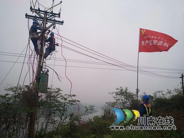 泸县海潮镇：炎炎夏日负重前行，只为让群众用上放心电、舒心电(图2)