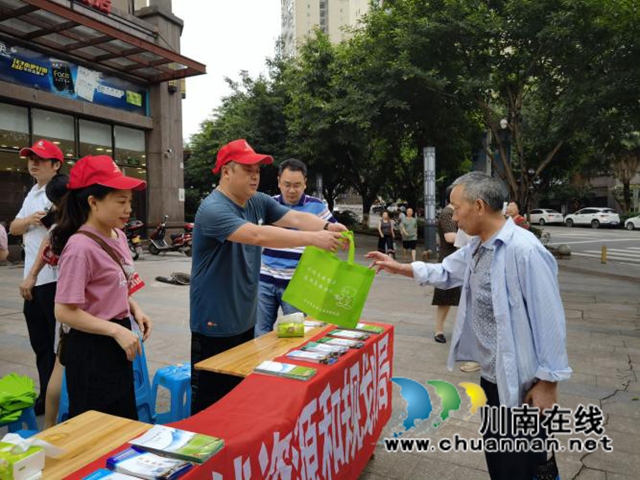 泸州市自然资源和规划系统:志愿服务进社区,政策宣传入民心(图2) 泸州市自然资源和规划系统:志愿服务进社区,政策宣传入民心(图2)