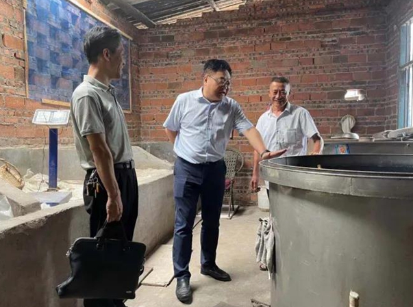 泸州市市场监管局督导古蔺县白酒生产小作坊安全生产、环境保护等工作