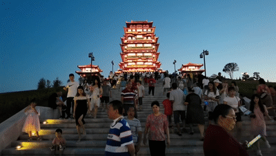 新地标！新网红！宜宾这两个地方火了！一到晚上全是人(图2)