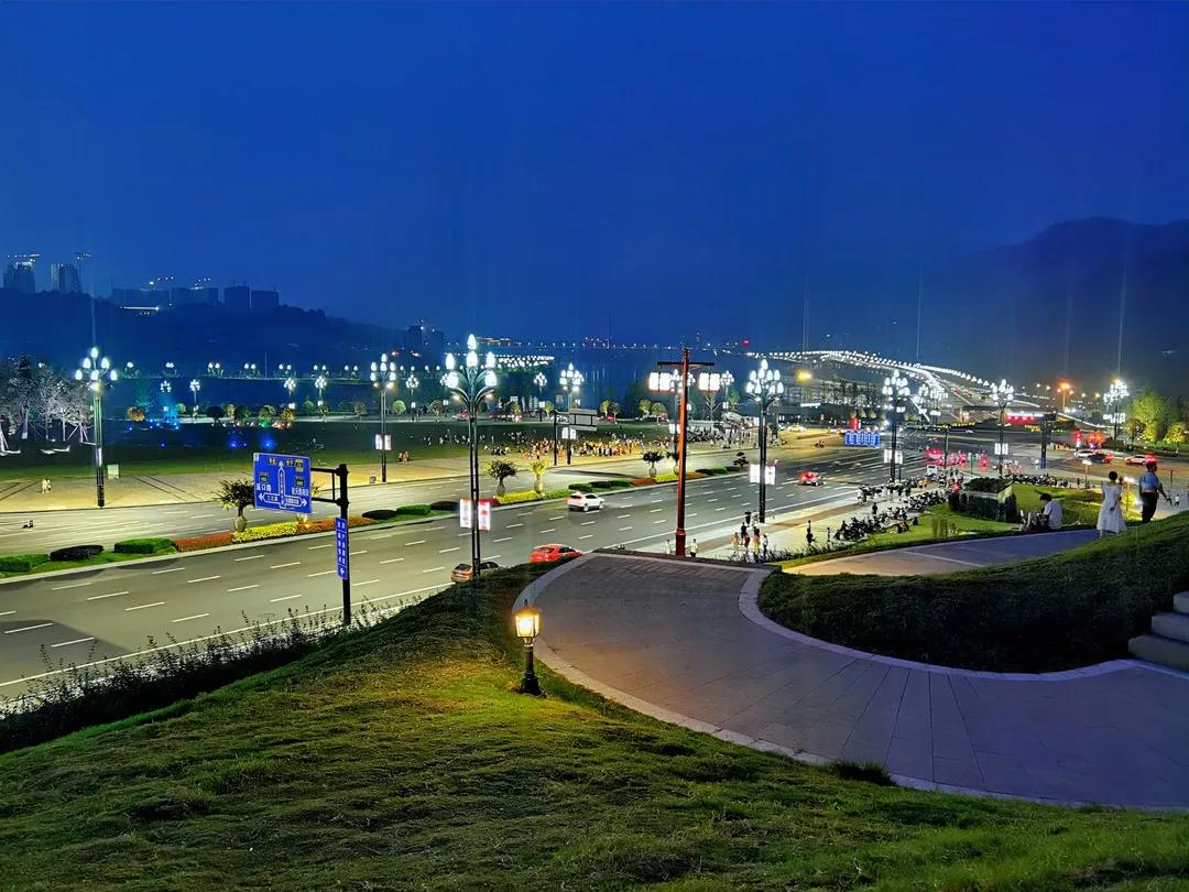 新地标！新网红！宜宾这两个地方火了！一到晚上全是人(图4)
