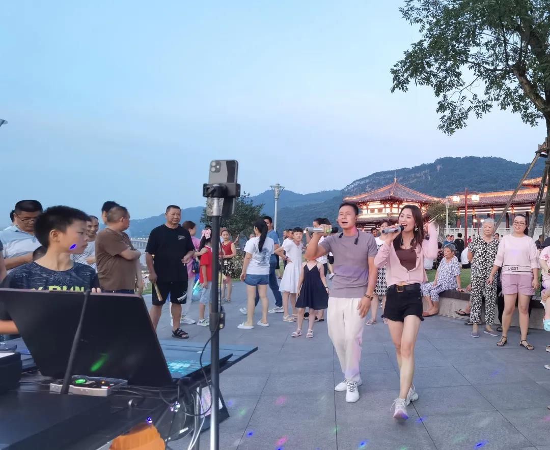 新地标！新网红！宜宾这两个地方火了！一到晚上全是人(图19)