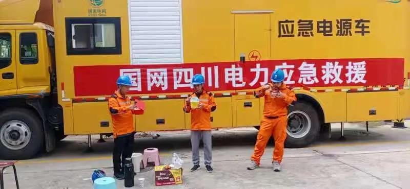 河南加油！泸州发电车点亮郑州一医院、爱心企业和个人捐赠救援物资(图4)