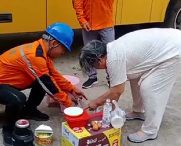 河南加油！泸州发电车点亮郑州一医院、爱心企业和个人捐赠救援物资(图5)