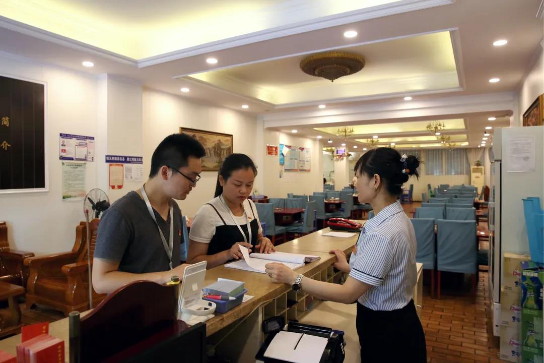 儿子收到了录取通知书，他收到这样一条提醒短信