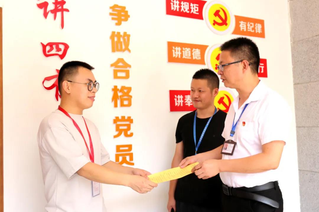 儿子收到了录取通知书,他收到这样一条提醒短信(图4) 儿子收到了录取通知书,他收到这样一条提醒短信(图4)