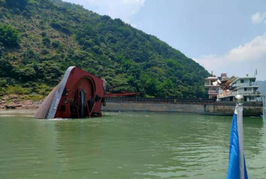 5000吨泸州籍货船在金沙江库区发生事故断为两截，3人失联！(图2)