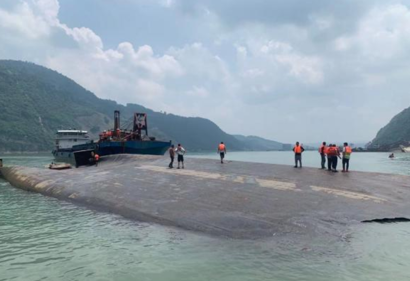 5000吨泸州籍货船在金沙江库区发生事故断为两截，3人失联！(图1)