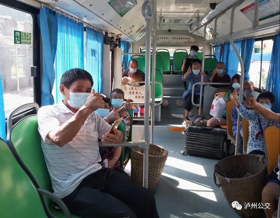 泸州公交专车接送接种，村里老人乐了！(图2)