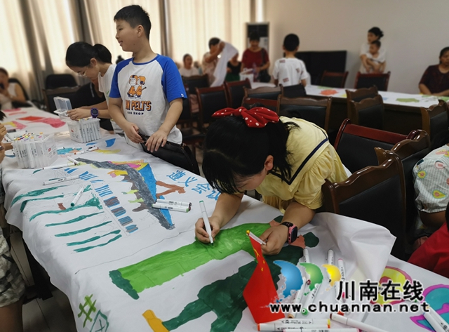 龙马潭区小市街道回龙湾社区开展十米画卷现场作画活动(图2)