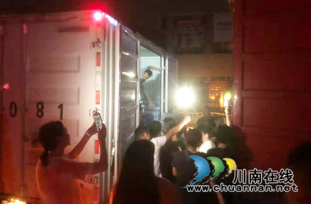 古蔺县手拉手爱心协会向河南灾区捐赠500件矿泉水(图5)