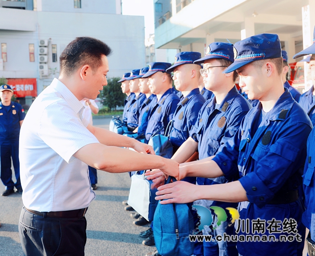 炎炎夏日，合江县领导为消防队员送清凉