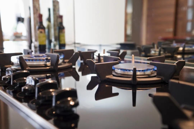 差点遭得惨！泸州一老人煮着花生就出门，结果烧起了！(图2)