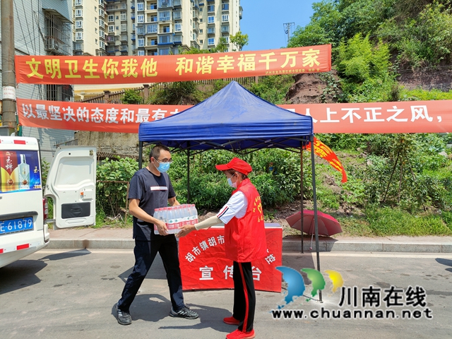 龙马潭区民营企业：进社区送清凉，慰问高温下的坚守者