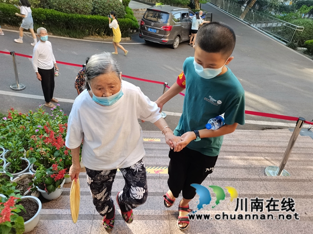 泸县云龙镇：疫苗接种现场的小小少年真不错！