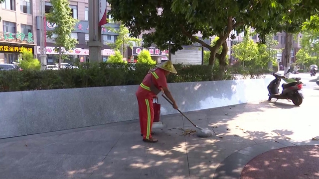 高温下的合江环卫工人：坚守岗位，换城市整洁！