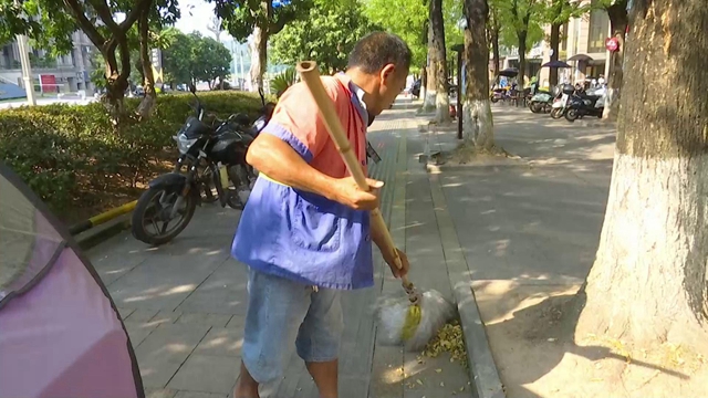 高温下的合江环卫工人:坚守岗位,换城市整洁!(图3) 高温下的合江环卫工人:坚守岗位,换城市整洁!(图3)