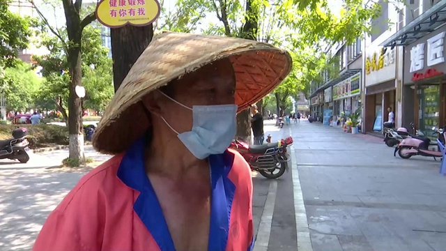 高温下的合江环卫工人:坚守岗位,换城市整洁!(图6) 高温下的合江环卫工人:坚守岗位,换城市整洁!(图6)
